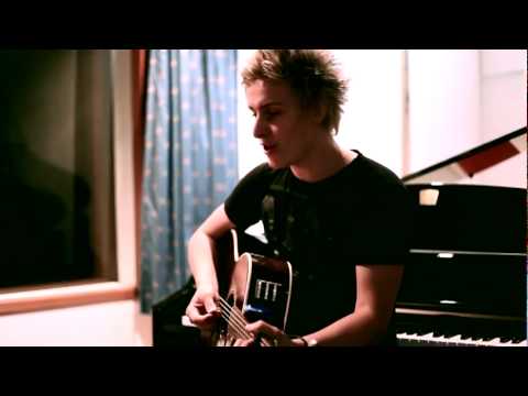 Gabriel Brandes in the studio recording a new song - Teaser!