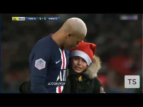 MBAPPE-GRANTS- A PITCH-INVADER'S-  Hermoso DetalleDe Kylian Mbappe (Enormeus)