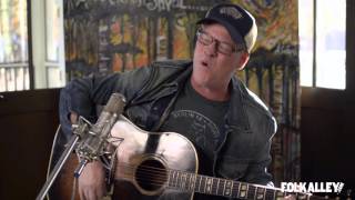 Folk Alley Sessions at 30A: Shawn Mullins - &quot;Ferguson&quot;