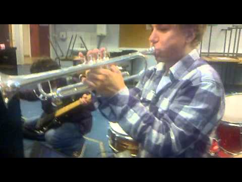 Sindre spiller trompet