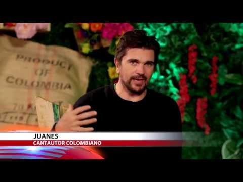 Kenia Vasallo habla con el cantante Juanes en el lanzamiento de su nuevo sencillo “La Plata”