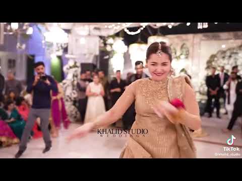 Hania amir’s dance in a wedding #haniaamir #haniaamiedance #khalidstudio 