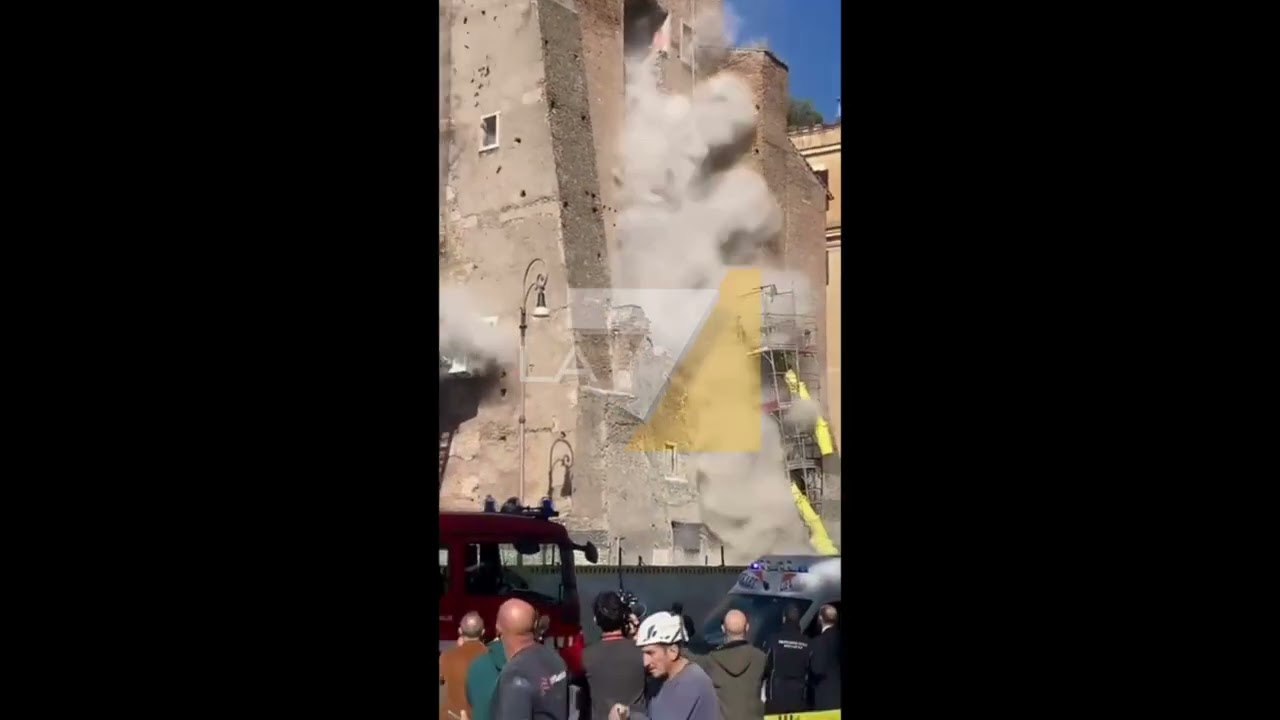 Roma, il momento del crollo di una parte della Torrei dei Conti vicino Colosseo