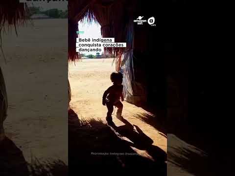 Bebê indígena conquista corações dançando