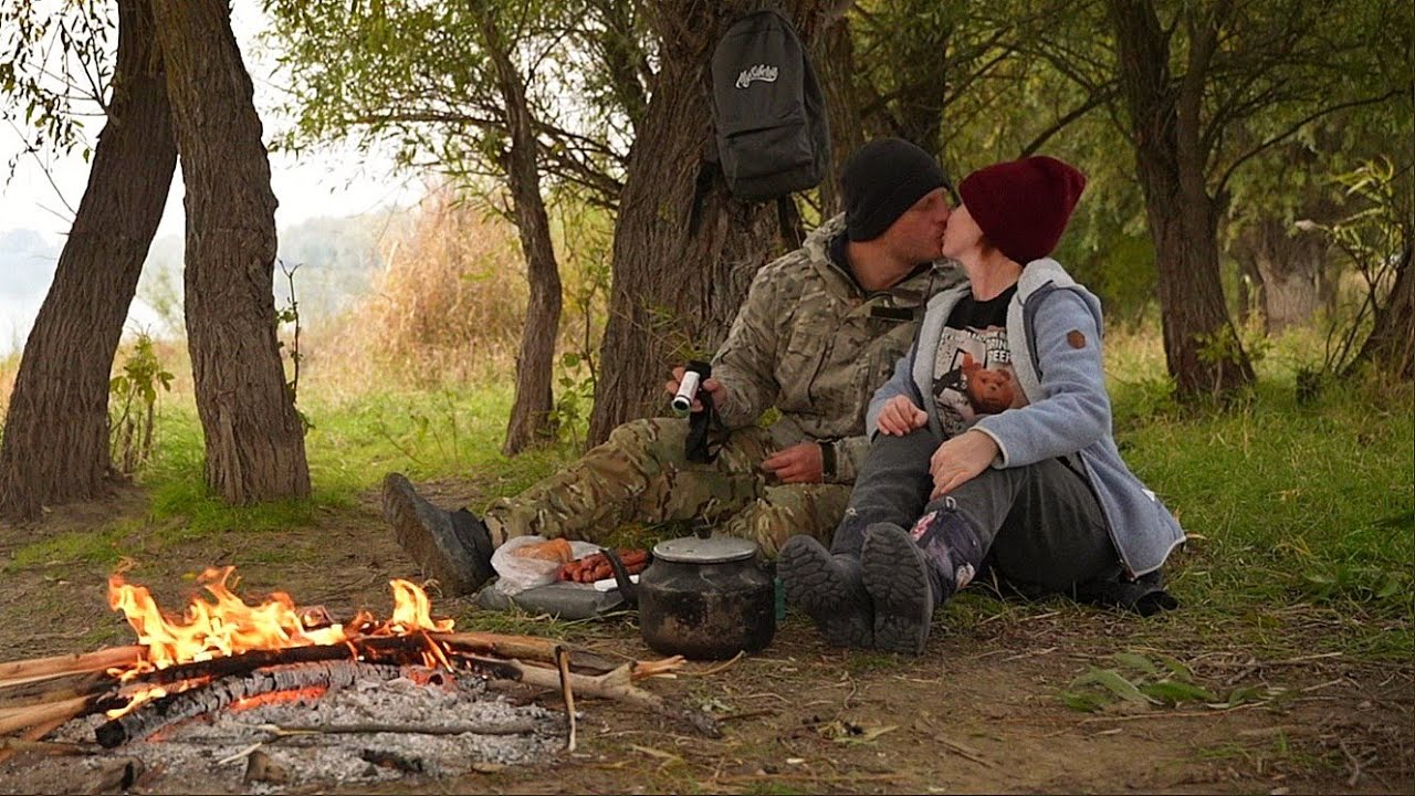 На рыбалку с женой. Осенняя нижняя волга. Воды нет, но вы держитесь. Отличный день на рыбалке.