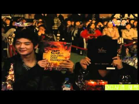 101209 SHINee playful jonghyun & minho @ 25th Golden Disk Awards