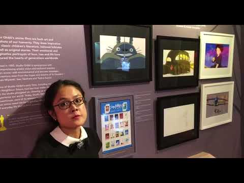 A curadora do Museu Filatélico de Cingapura, Michelle Lim, na coleção do Studio Ghibli