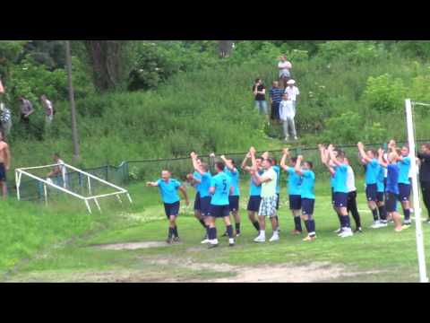 Wspólna radość zawodników i kibiców Wilgi Garwolin po awansie do IV ligi (20.06.2012)