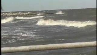 preview picture of video 'Surf on the lake: New Orleans Surf'