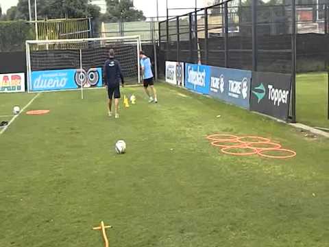 Trabajo de Aued en la cancha auxiliar