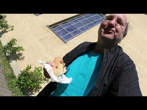 MongoTV_3800 - SPISER EN KEBAB PÅ EN BÆNK ALENE LØRDAG EFTERMIDDAG I SOLSKIN