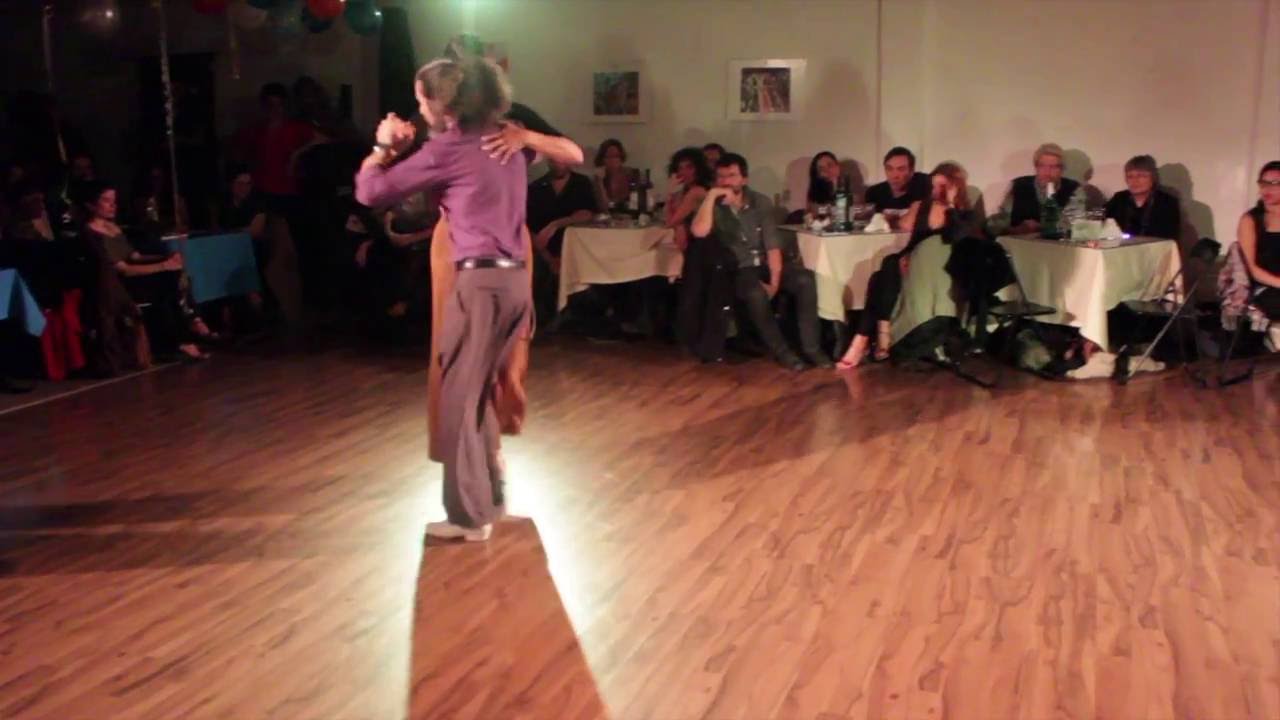 Dos Orillas Práctica de Tango, bailan Katrin Urwitz y Jorge Frias (2/3)