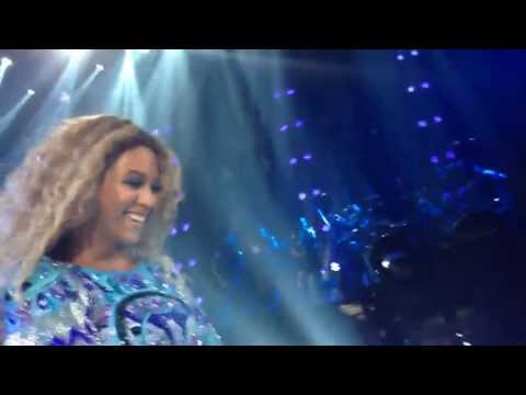 Melbourne teacher serenades Beyonce. MRS CARTER WORLD TOUR 2013. "Halo"