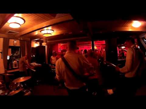 Moers - Kom van dat dak af