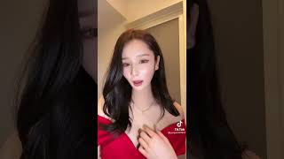 ゆいぱんからおっぱいチラリのサービス巨乳美女