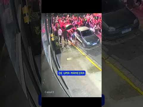 CÂMERAS DE SEGURANÇA REGISTRA O MOMENTO DE VEÍCULO  ATROPELANDO MANIFESTANTES DO PT EM COMEMORAÇÃO A VITÓRIA DO LULA EM JUQUITIBA