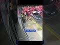 CÂMERAS DE SEGURANÇA REGISTRA O MOMENTO DE VEÍCULO  ATROPELANDO MANIFESTANTES DO PT EM COMEMORAÇÃO A VITÓRIA DO LULA EM JUQUITIBA
