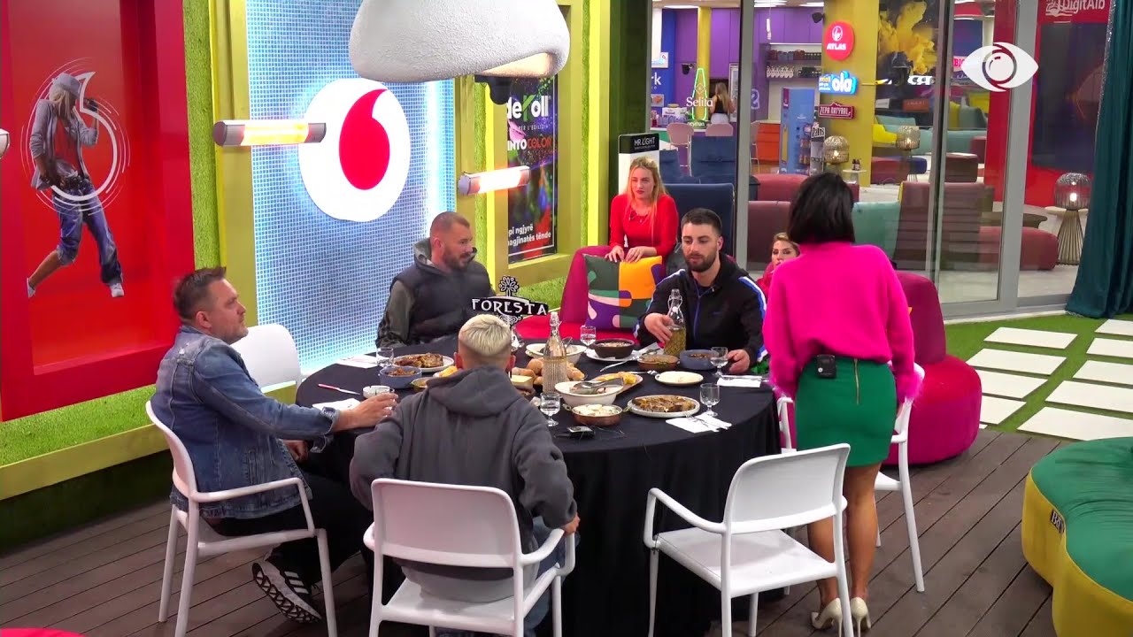 Djemtë e shtëpisë nisin darkën së bashku, bëjnë gëzuar me raki