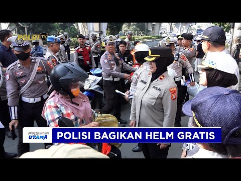SATLANTAS POLRES METRO JAKBAR BAGIKAN HELM GRATIS KE PENGGUNA JALAN