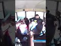 Heftige beelden: straatracer crasht in schoolbus | #Shorts