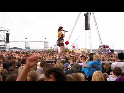 Sophie Ellis Bextor - Groovejet (If This Ain't Love) LIVE