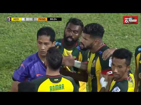 Aksi Renan Alves menanduk pihak lawan (Red Card)
