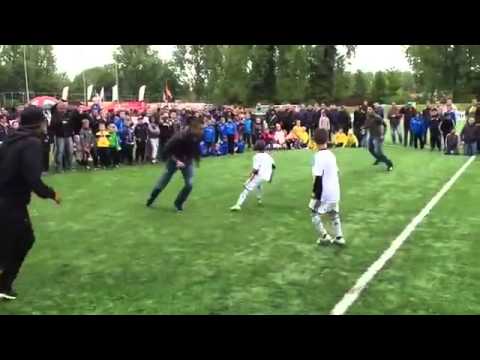 Robin van Persie Vs 3 fans!