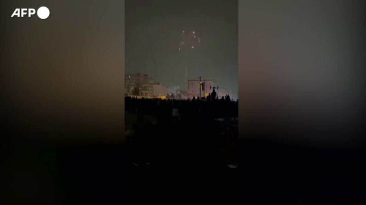 Teheran, manifestanti radunati in piazza Punak: fuochi d'artificio in cielo