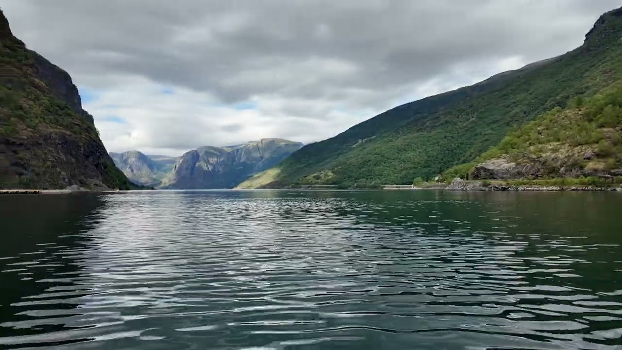 Sauna and cold plunge in scenic Flåm fjord.