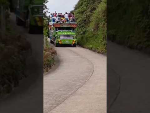 la  ella chiva la Gacela haciendo su ruta por Samaná Caldas va llena de campesinos #chivas #campo