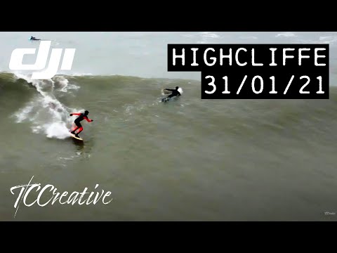 Droneopptak av surfere på Highcliffe