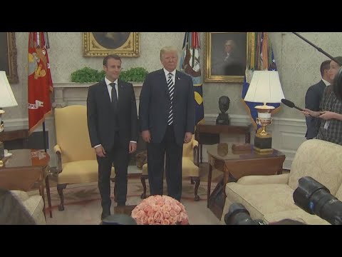 Trump le quita la caspa del hombro a Macron