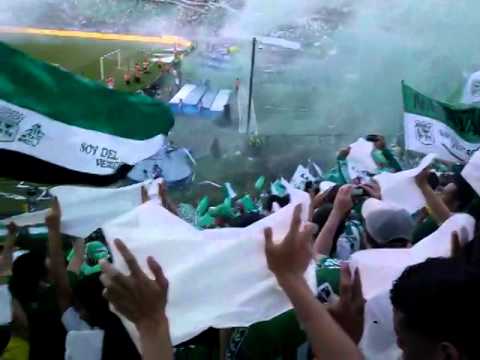 "Salida/Recibimiento Nacional vs Cali  Final 2013" Barra: Los del Sur &bull; Club: Atlético Nacional