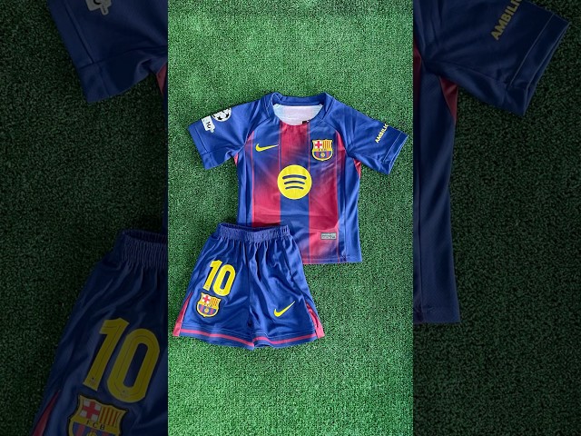 Vídeo relacionado con FC Barcelona, Camiseta y Pantalón Blaugrana, Primera Equipación Niños Temporada 25/26 Conjunto, Replica Oficial Lamine Yamal, Unisex niños, 14 años