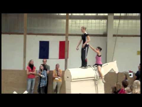 Team Neuss- galoppierendes Holzpferd