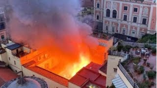 Incendio distrugge il Teatro Sannazaro di Napoli