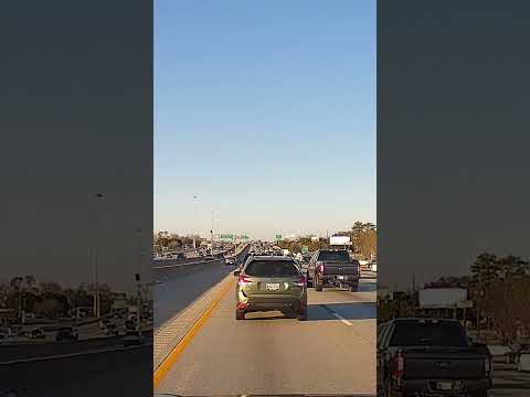 De bestuurder gebruikt de vluchtstrook om het verkeer te omzeilen.