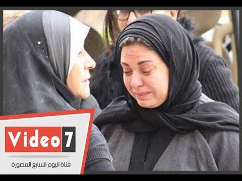 انهيار صابرين اثناء تلقيها عزاء والدها فى مسجد عمر مكرم