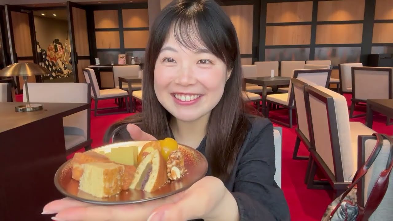 A date with my mom at a popular hotel in Asakusa.