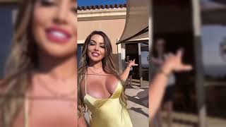 笑顔が眩しい爆乳なモデルがセクシーなスタイルをご披露！