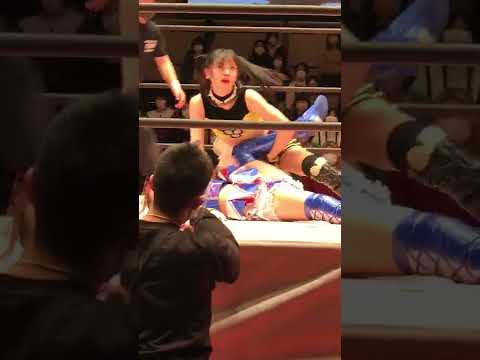 鈴芽が荒井優希を寝転がせ、関節技で締め上げていく。身長の差をグラウンドで埋めていく 東京女子プロレス「Positive Chain ’22」 2022年2月12日