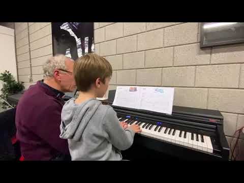 Quinn op pianoles bij Leo Smeets in Den Bosch