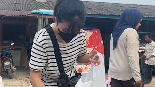 Hai mẹ con đi chợ Campuchia tại Mã Lai