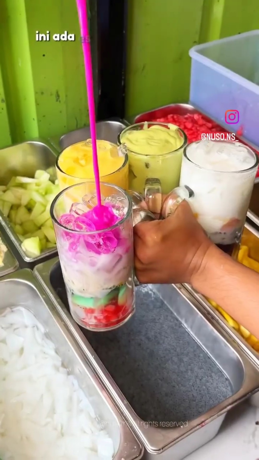 Bogor kembali viral dengan Es Teller Jumbo yang super nyegerin! 🌟 Siapa yang mau coba? 🤤