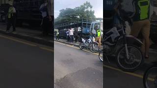 Download lagu Terjadi kecelakaan antara Pesepeda motor dengan Truk Tronton di jalirut Gandulan Pemalang, (28/02) mp3