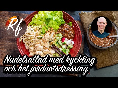 En smakrik kall nudelsallad med krispig sallad, knapriga grönsaker, stekt tärnad kyckling och crunchy jordnötssås smaksatt med crispy chili oil.>