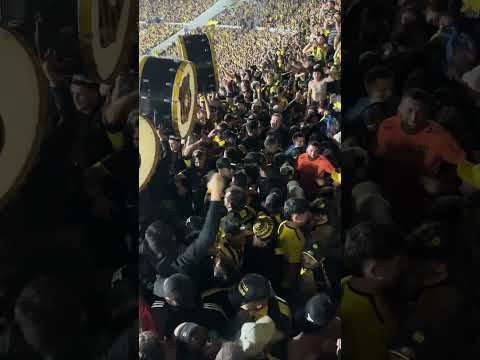 "Poropopo poropopo como me voy a olvidar " Barra: Barra Amsterdam &bull; Club: Peñarol