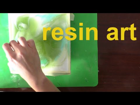 Абстрактная картина на фанере с помощью цветной смолы resin art zywica