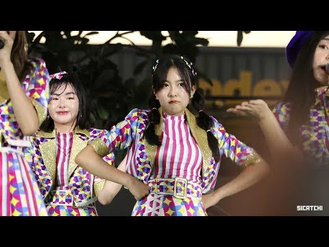 [FANCAM] 191012 Mewnich BNK48 - Koisuru Fortune Cookie @ Grab football cup