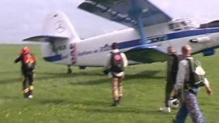 preview picture of video 'Fallschirmsprung aus der Antonov AN-2'